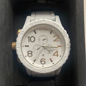 51-30 Nixon like new beautiful watch